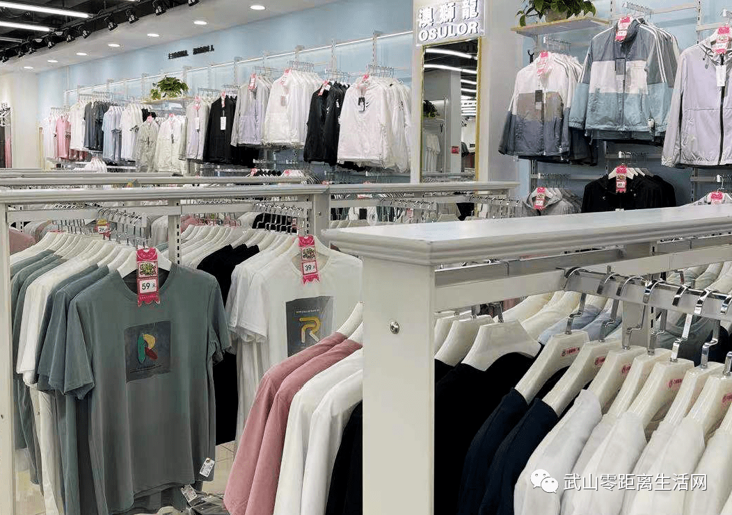 武山衣品之家服装批发城盛大开业,节目丰富多彩,现场人山人海,商品