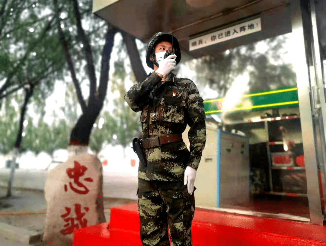 通过与基层官兵一起