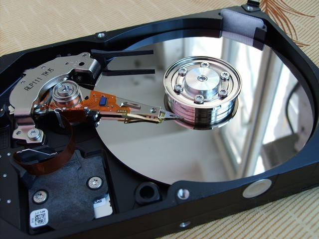 avi,此时机械硬盘的盘片以7200rpm的速度高速旋转,经过特殊设计的磁头
