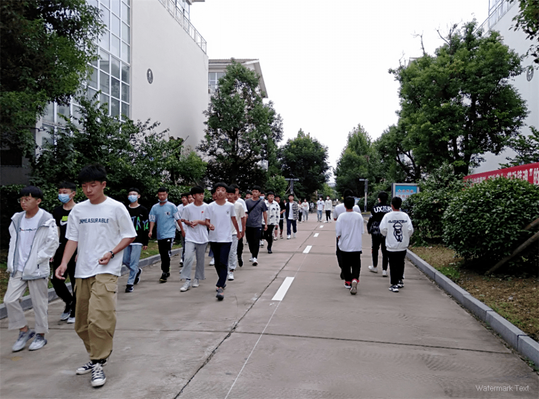 金秋九月开学季风雨无阻迎新生江苏省淮海技师学院迎来2906名2021级