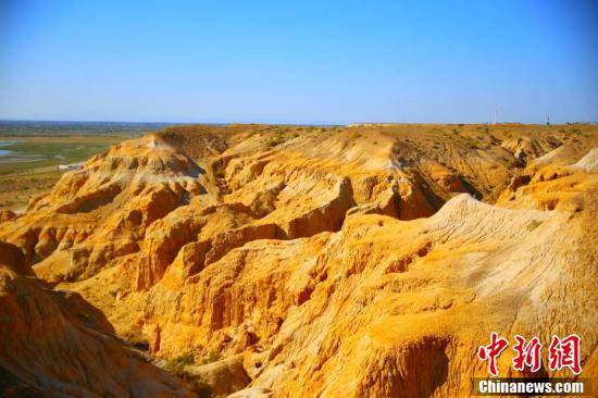 新疆福海县海上魔鬼城景观奇特