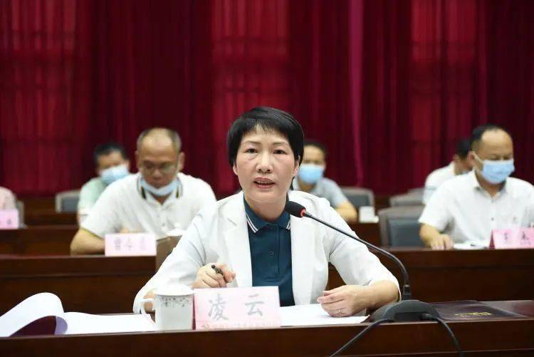 屯昌县组织召开2021年上半年离退休老干部情况通报会,县委书记凌云