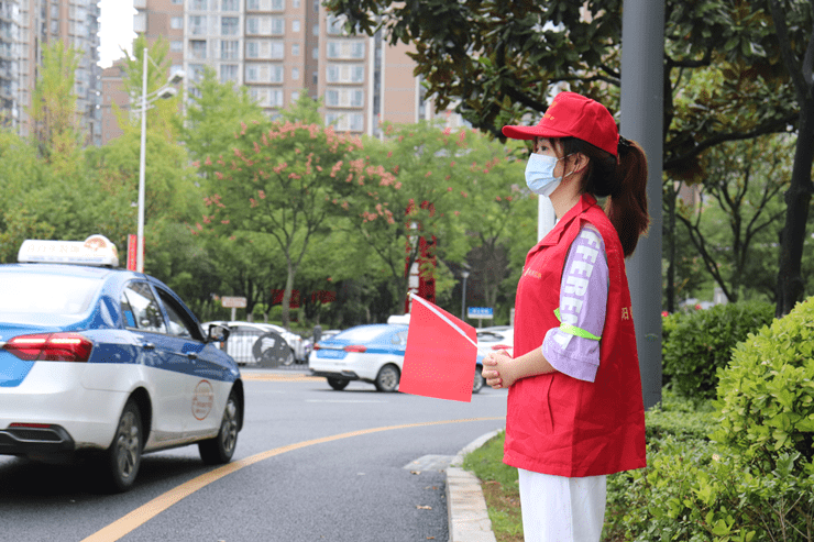 观山湖区金阳街道组织志愿者开展交通文明引导志愿服务