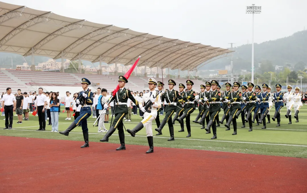 开学第一天:铜仁学院举行2021年秋季学期升旗仪式