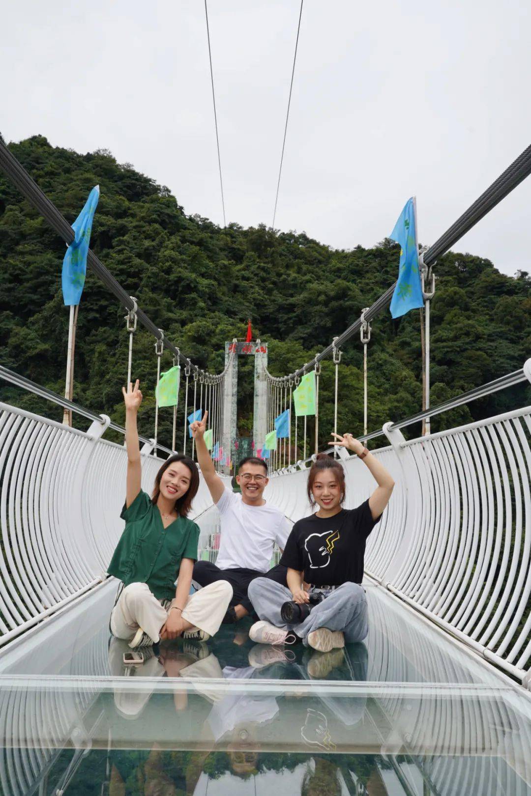 眉山这个高空玻璃吊桥到底好不好耍?看视频就晓得了_峨山