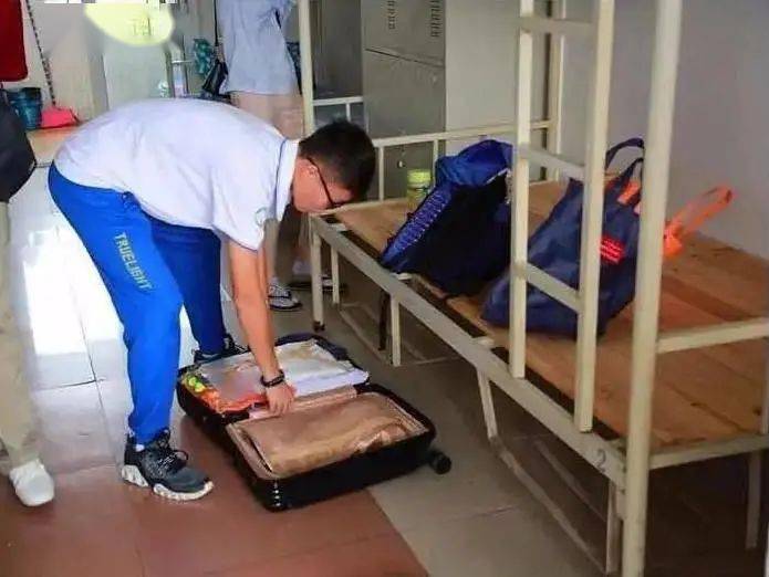 高中宿舍大比拼这个学校的宿舍也太舒服了吧
