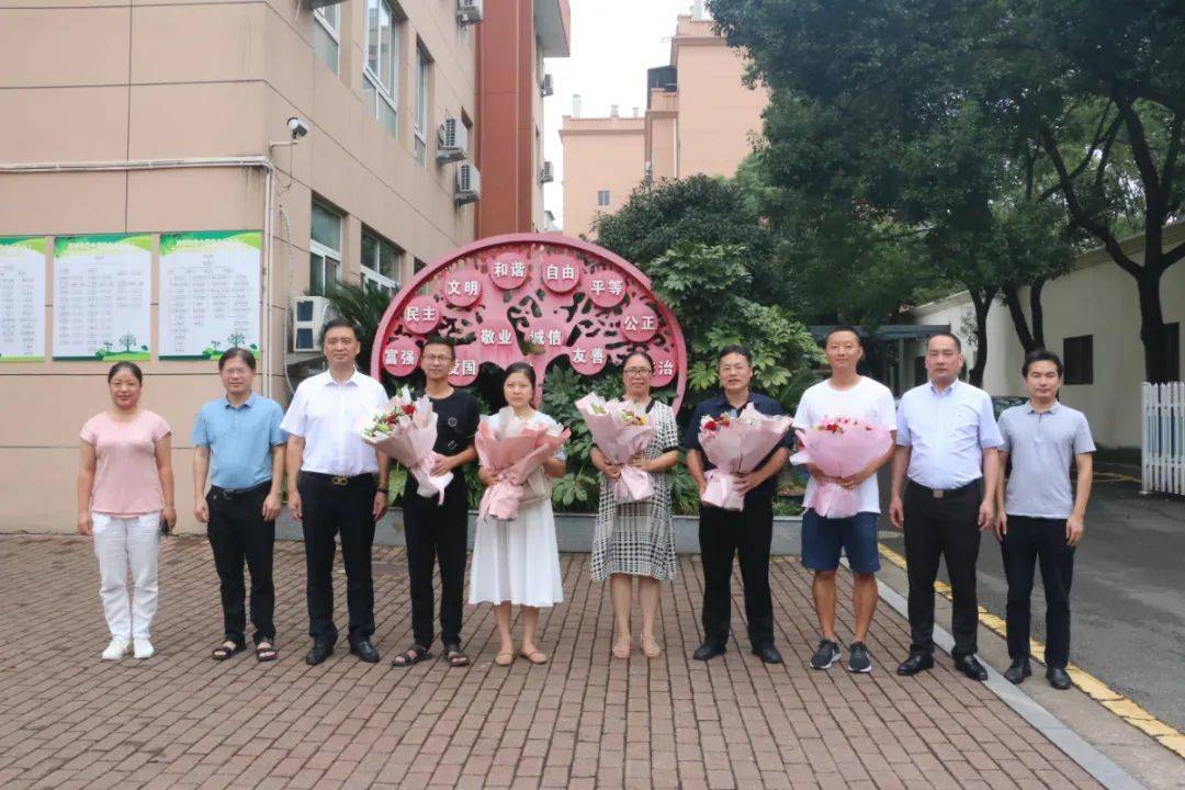 办事处主任王秋华,办事处副主任林文听一行先后前往路桥实验中学,路桥