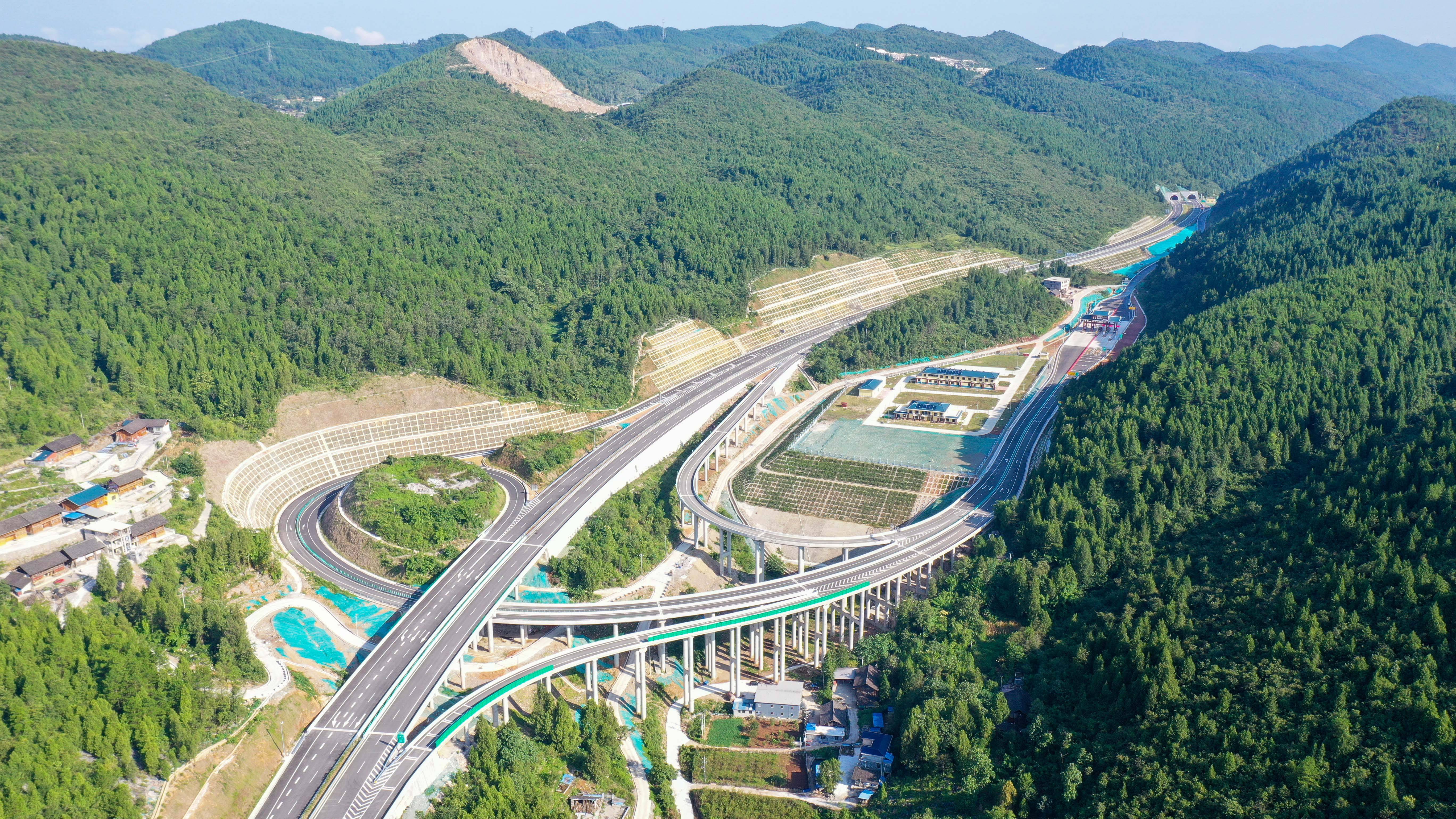 贵州石玉高速公路建成通车