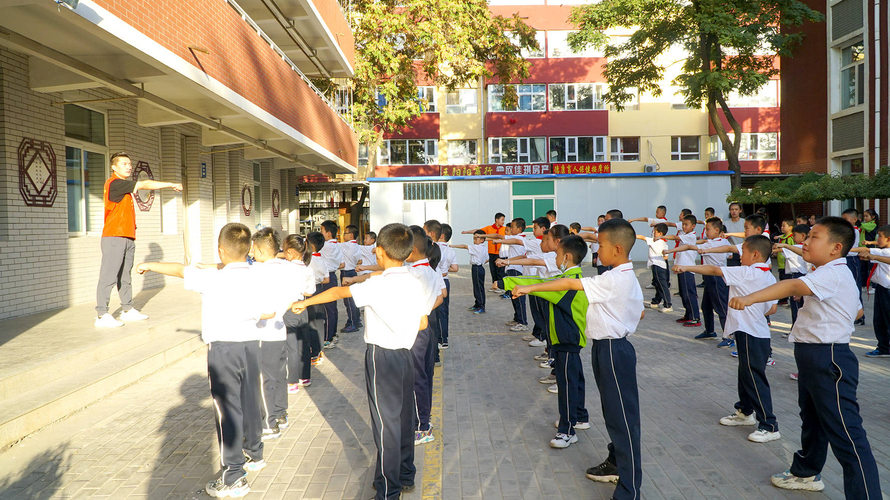 9月9日,银川市兴庆区景岳小学学生在课后认真参加排球训练.