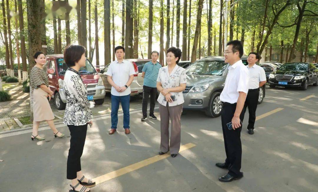 张秀萍到舒城中学开展教师节慰问活动