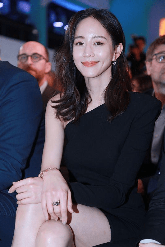 张钧甯的"平板身材"还挺高级的,穿黑裙配斜肩,女人味真浓
