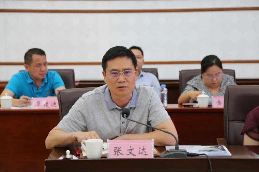 县人大常委会主任黄伟,县政协主席韦瑞萍,县委副书记张文达参加会