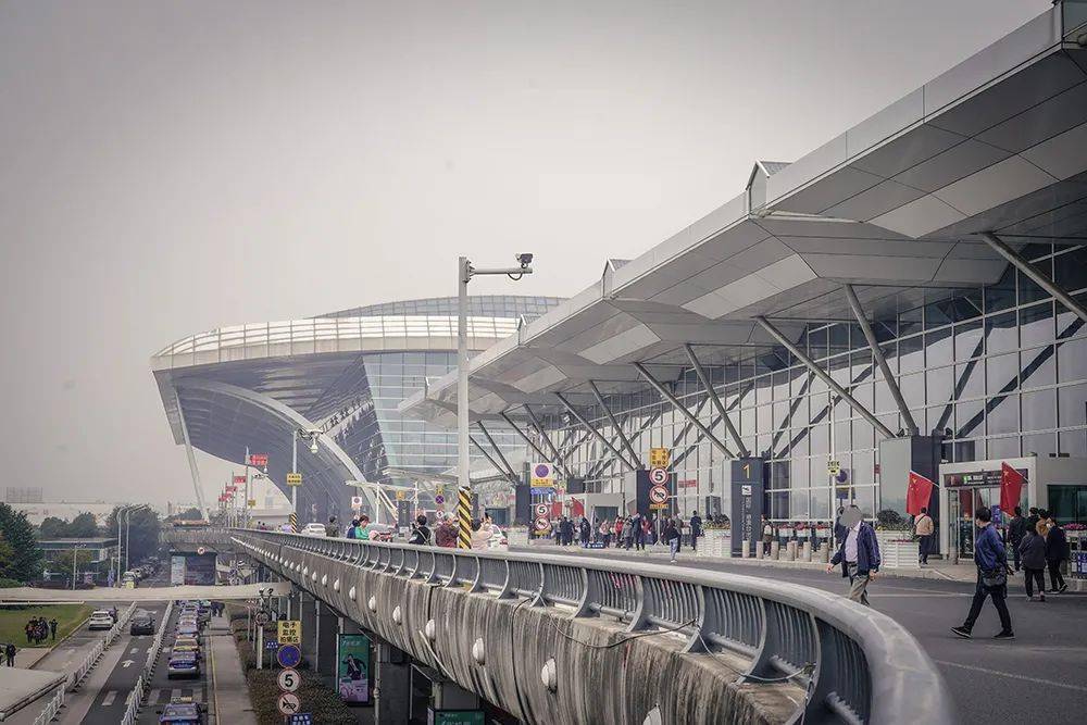 加快推进 苏南硕放机场区域性枢纽建设;加快推进南通新机场及综合枢纽