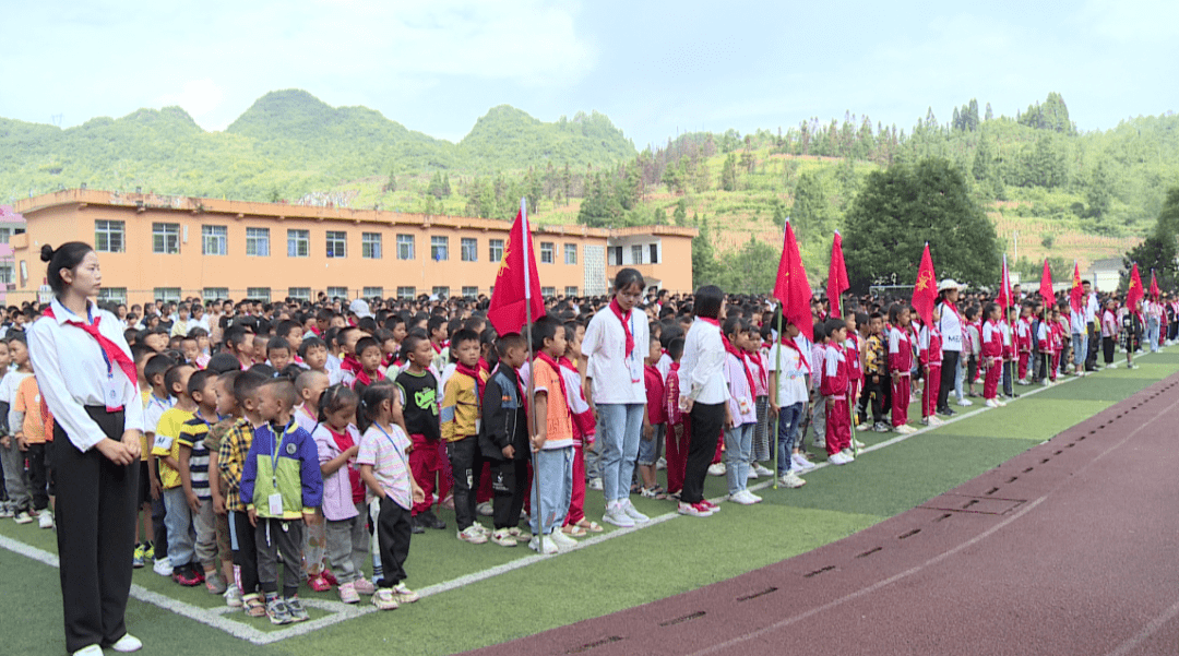 【教师节特辑】▲龙场中学开展"颂党恩 铸师魂"主题队会▲骂若小学