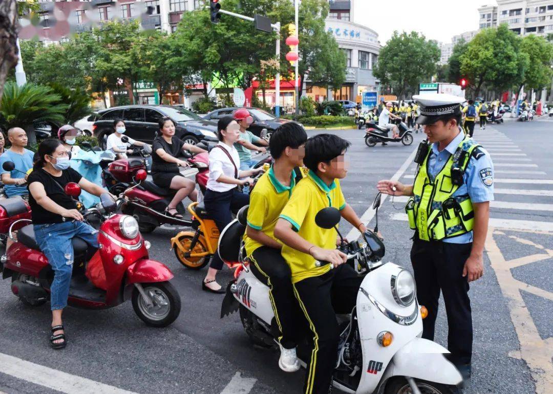 学生骑行电动车没戴头盔.