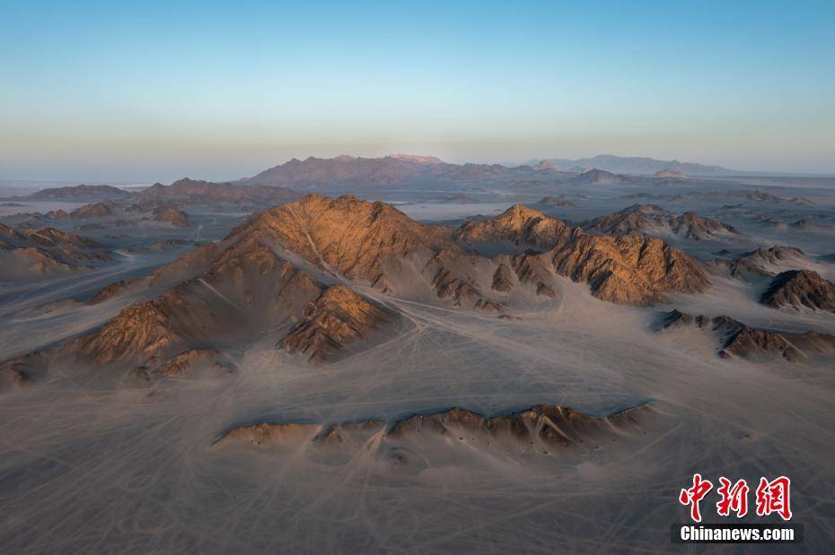 青海海西:茫崖黑独山雅丹地貌奇特