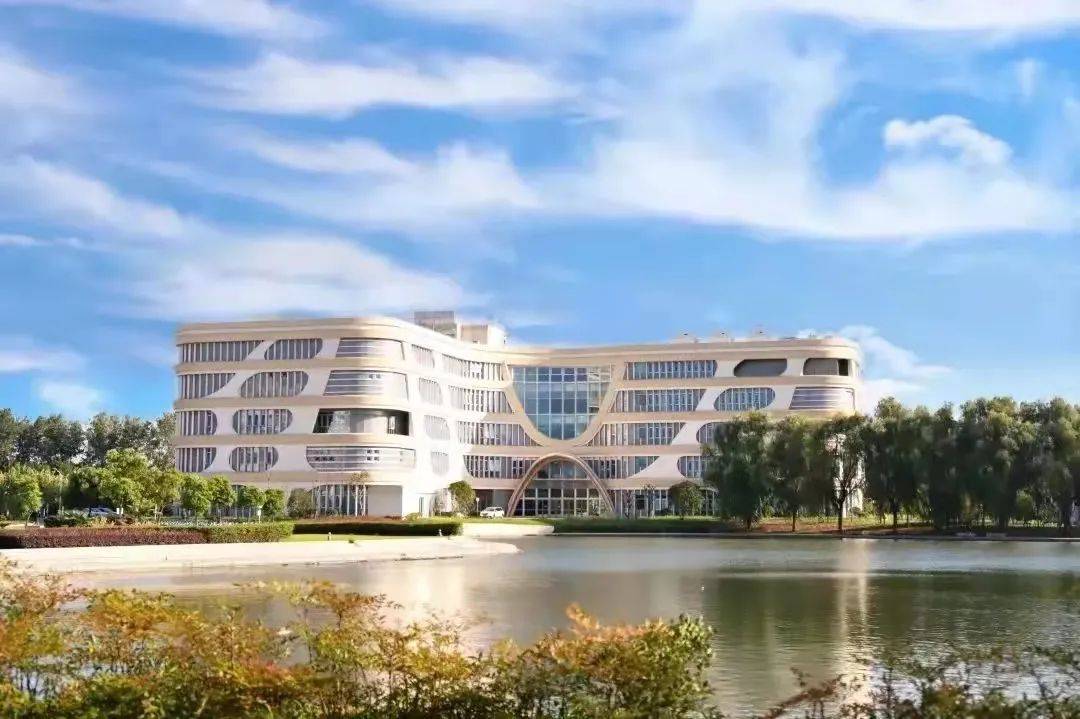 上海对外经贸大学 是全国四大外贸学院之一 wto全球7个培训伙伴中 在