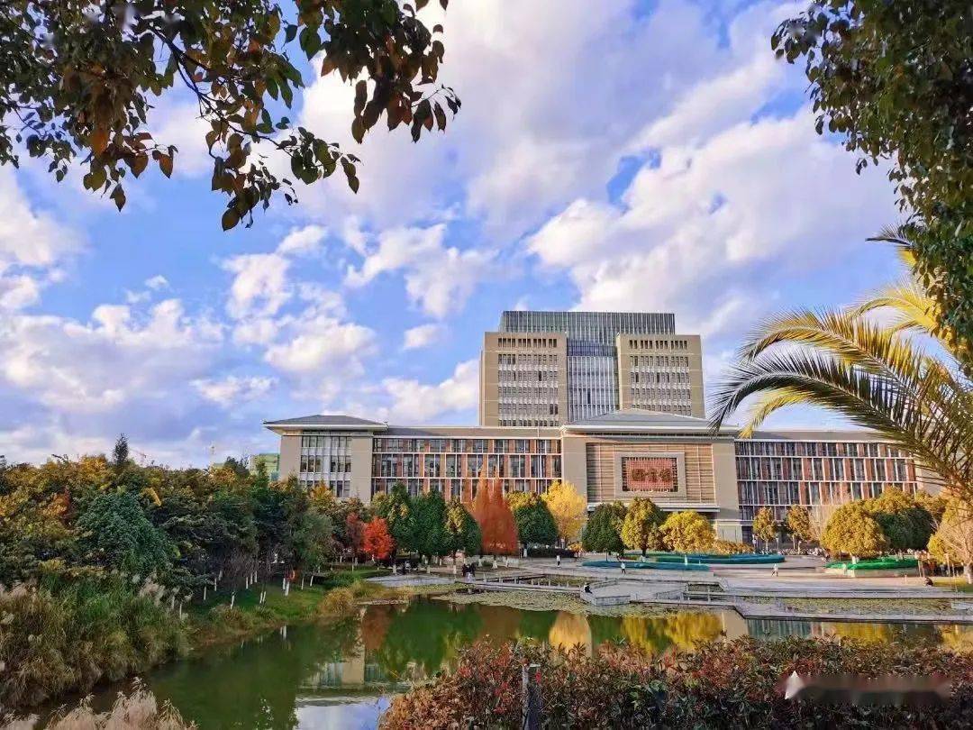 (图源:云南师范大学官微)云南师范大学图书馆,始建于1938年,建馆历史