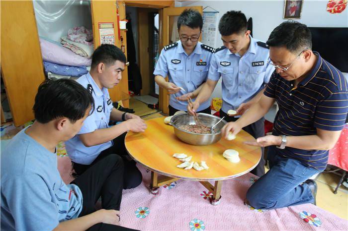 包饺子吃蛋糕唱生日歌我们一起陪你过生日