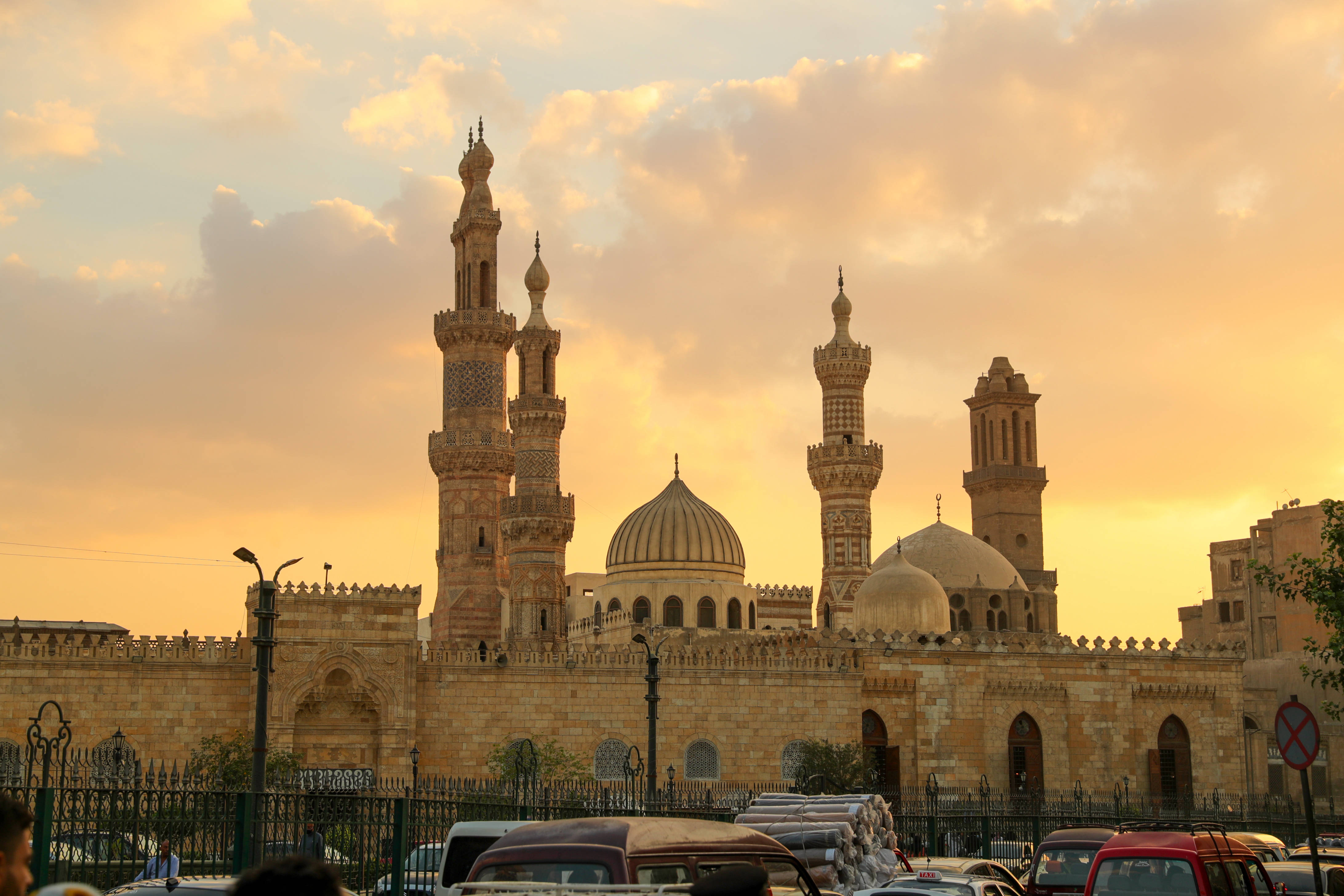 这是9月11日在埃及开罗古城拍摄的夕阳下的爱资哈尔清真寺.