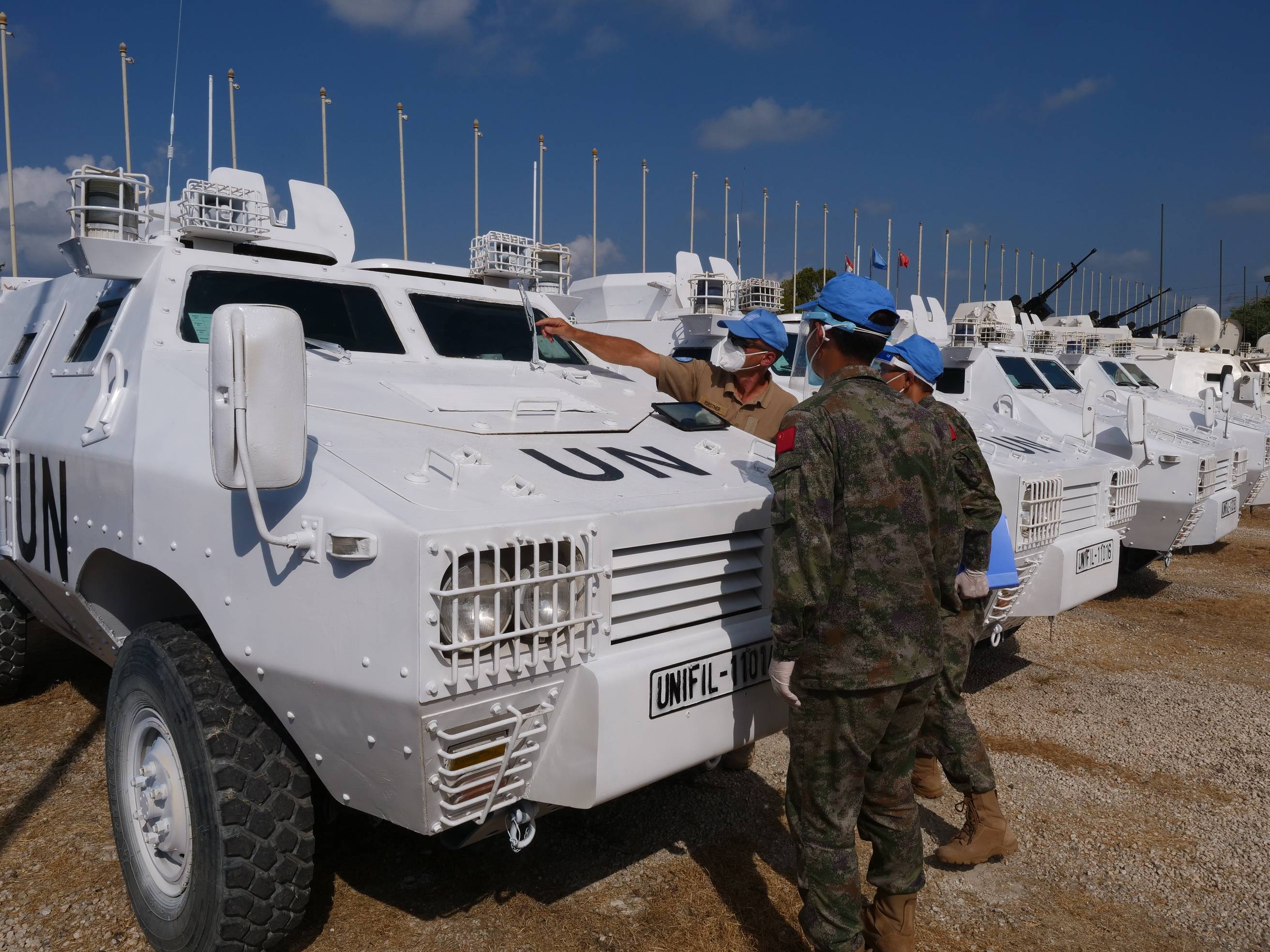 联黎部队司令部核查组成员核查中国维和多功能工兵分队的车辆