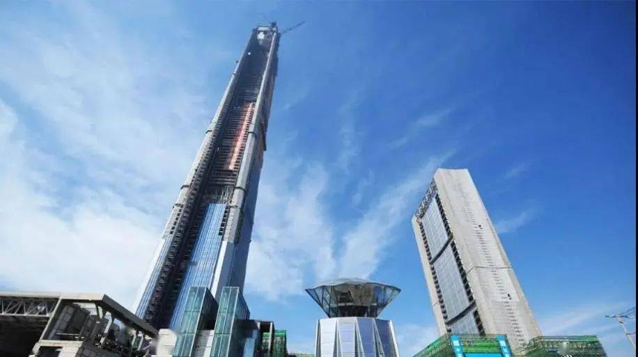 封顶后就成了烂尾楼的117大厦