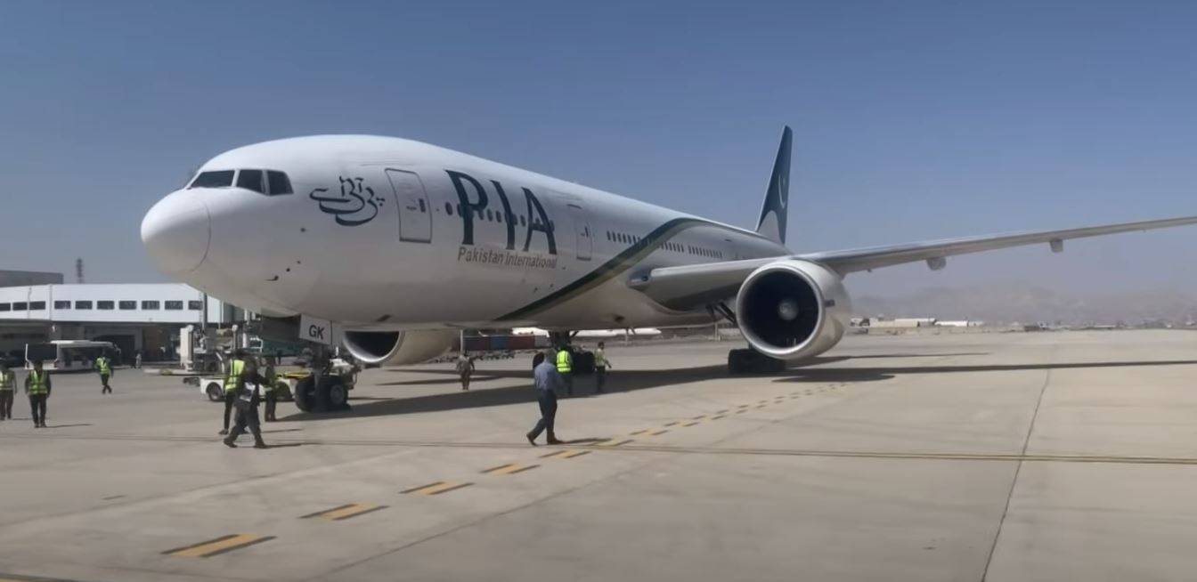 降落在机场的该巴基斯坦国际航空公司航班 图自法新社