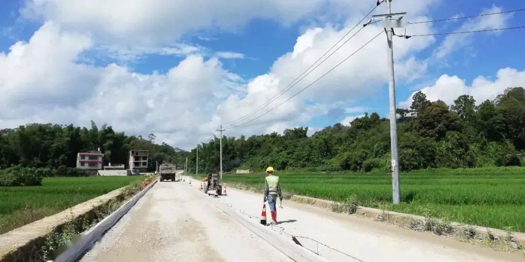 据了解,凤山至新田农村公路改扩建工程起点位于凤山街,终点位于新田镇