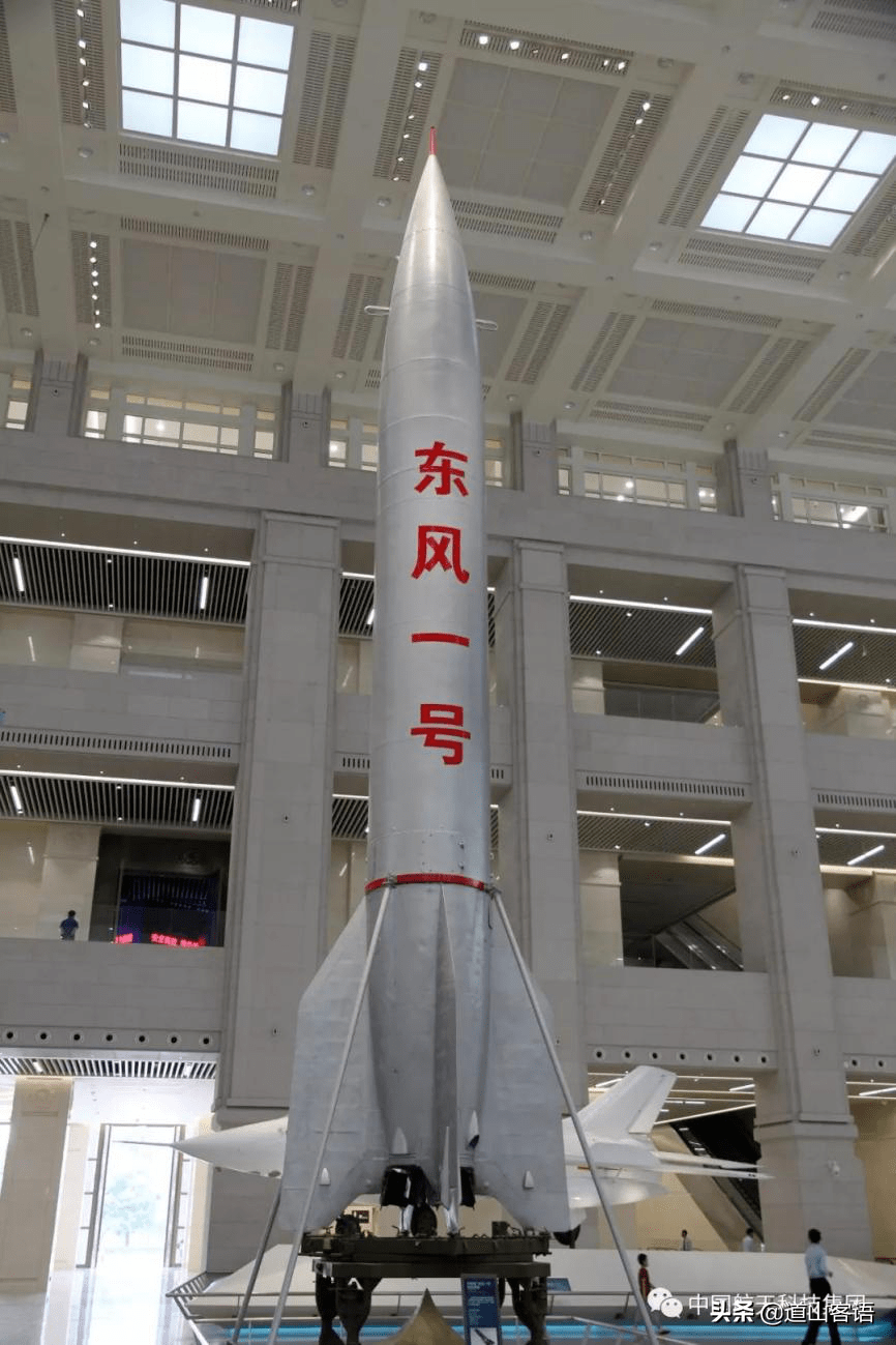 中国第一枚液体进程弹道导弹"东风一号" via:网络