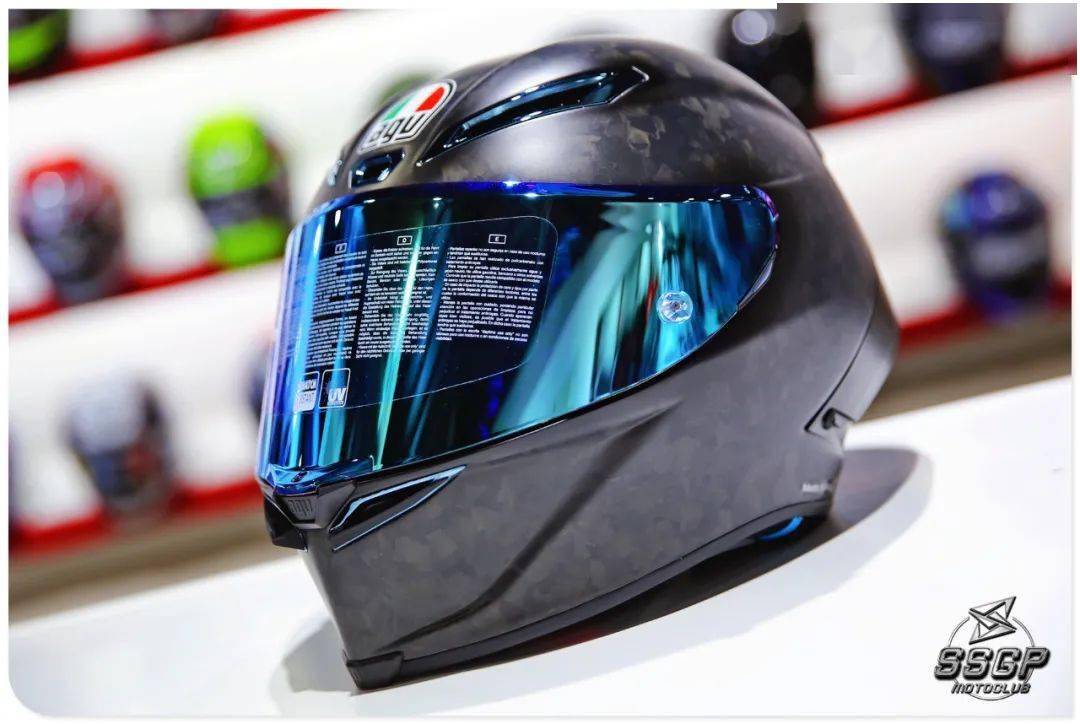 agv 顶级头盔拥有相当吓人的名称 pista gp rr,是为了符合 fim 订定