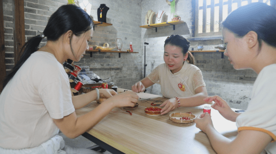 张露芬说 我先生懂酿酒,我懂红豆编织,我们在村里建非遗体验馆.