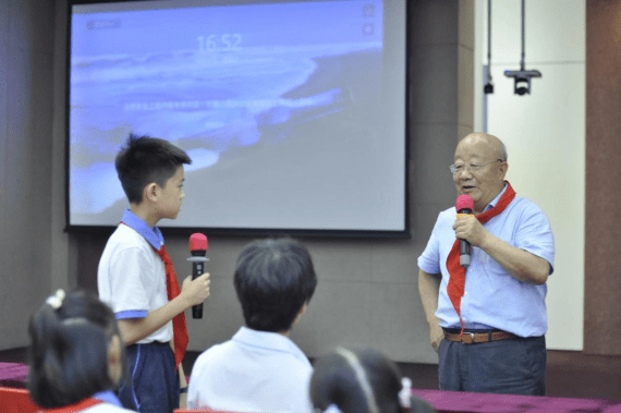 2021年9月,徐文耀在演讲中与汕头市龙眼小学学生互动.(受访者提供)