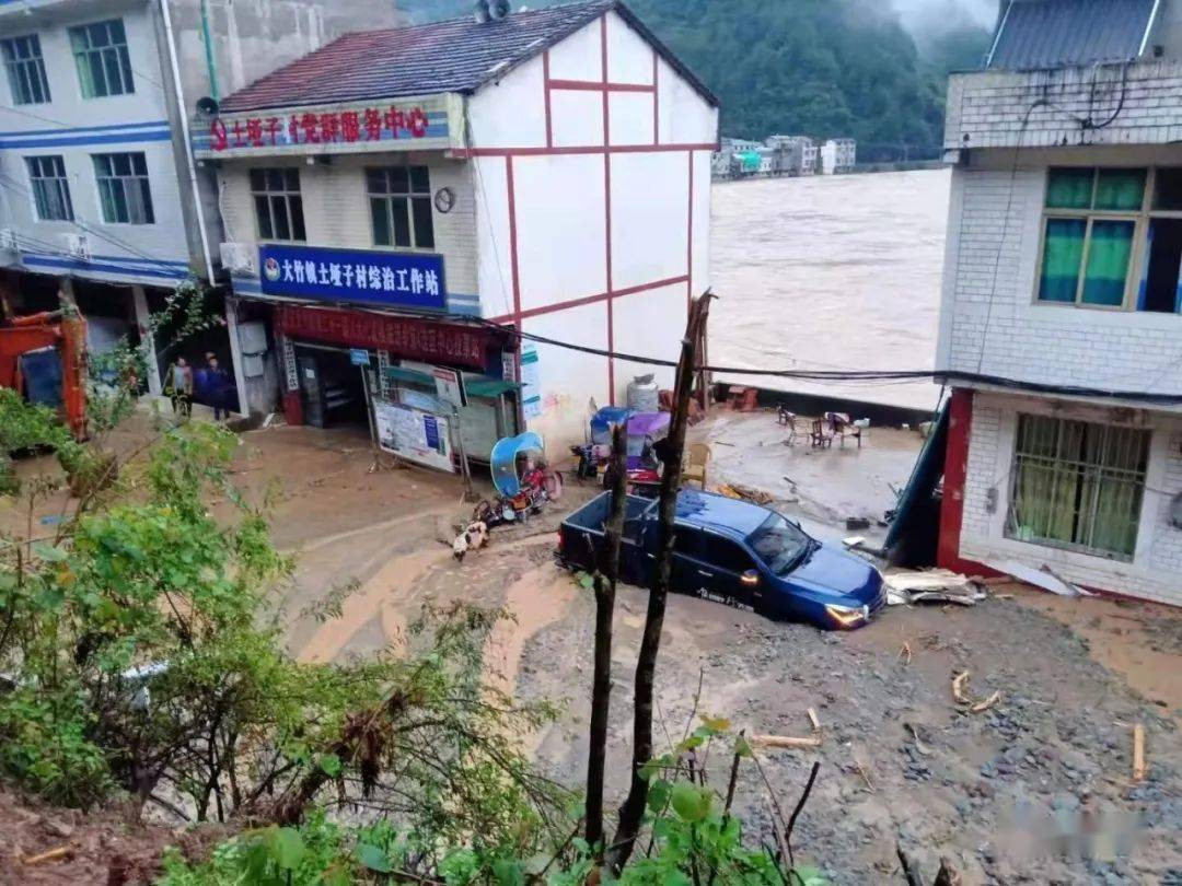 万源突发山洪泥石流,道路中断!车辆被泥沙掩埋_大竹镇