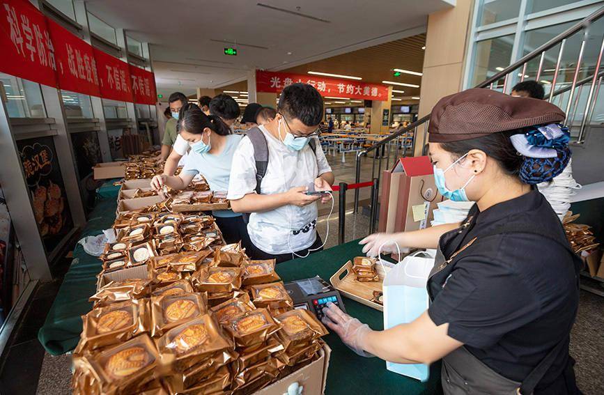 学生排队买月饼.天津大学供图