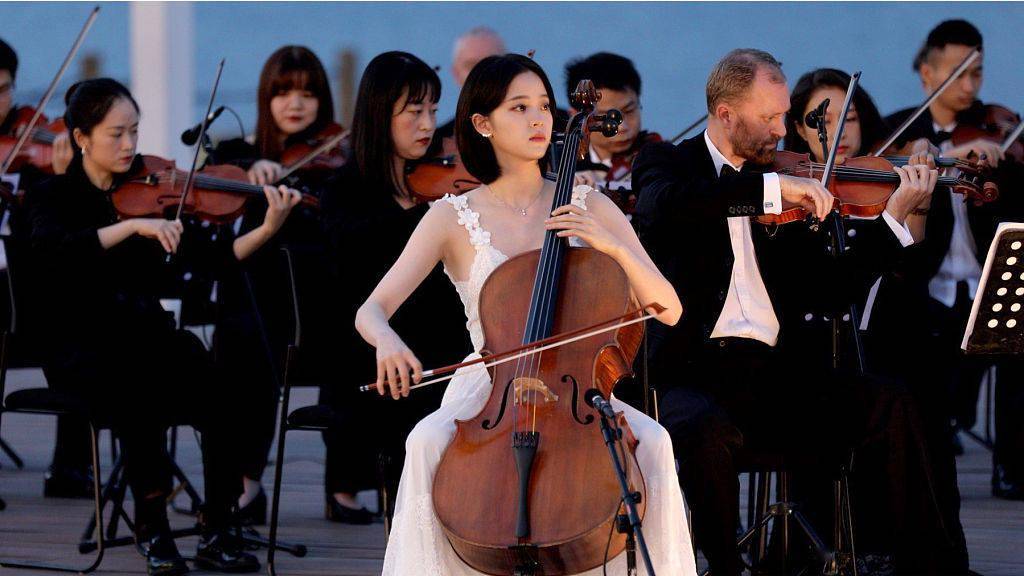 欧阳娜娜登央视中秋晚会献艺穿白裙拉大提琴清纯气质佳人