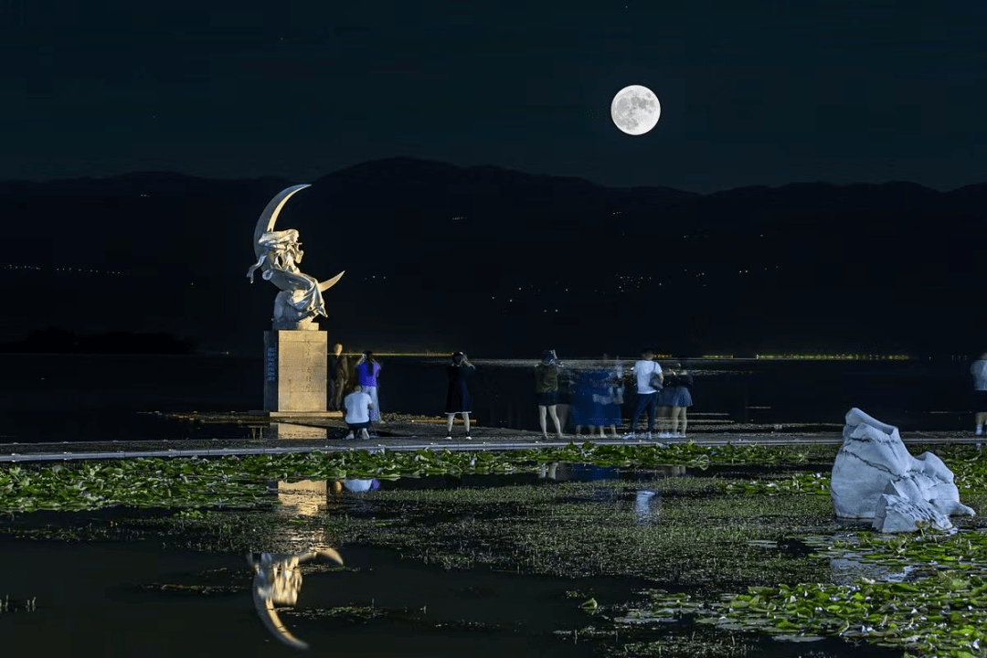 "邛海湖畔,皓月当空,此时的月色分外撩人.