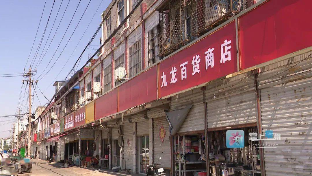 门头店招拆除正在进行中.