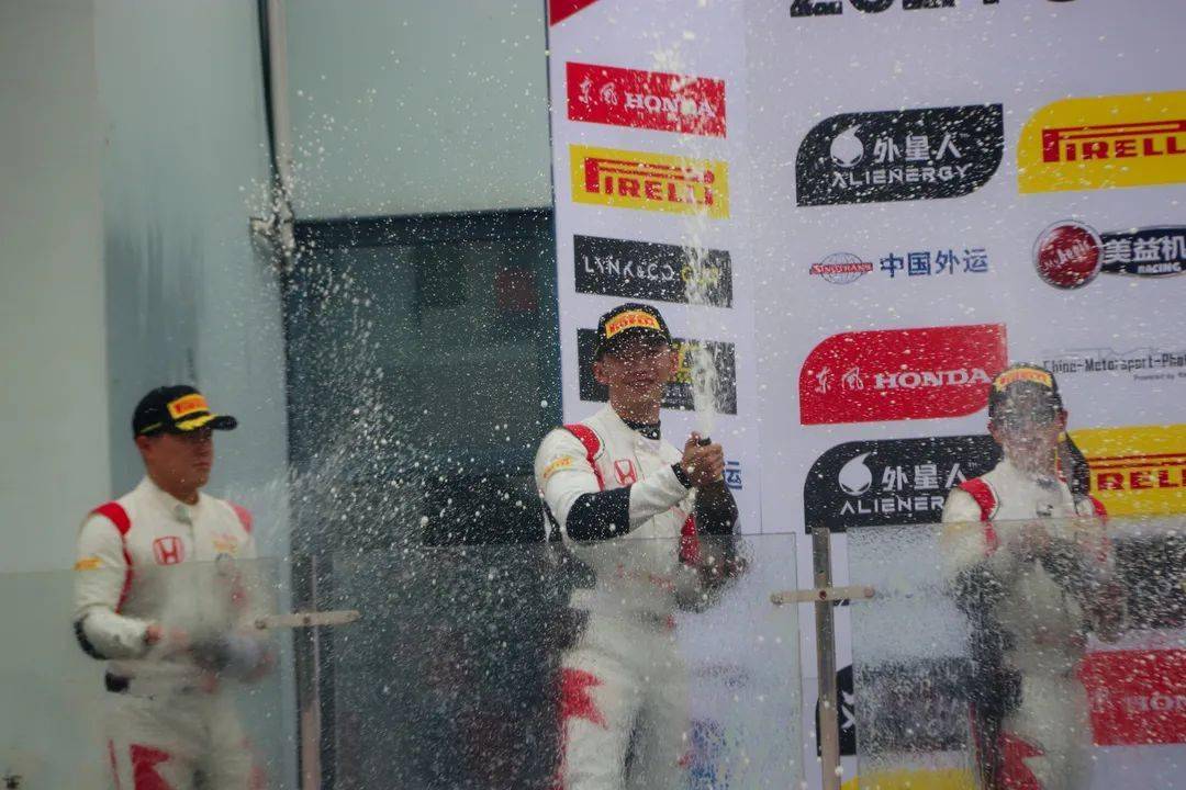 程从夫/陈维安获得 gt3组别冠军; 777号车手 李东升,杨若禹,吕威获得