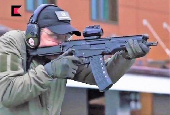国产单兵自卫武器闪亮登场 ls7超短枪管型惊艳亮相_冲锋枪