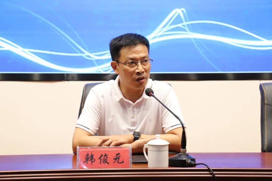 韩俊元指出,教师的专业成长至关重要:对学校而言,一个学校的建设不