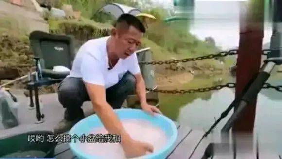 之前很多钓友调侃李大毛打窝涨水一米深,其实这完全不怪李大毛打重窝