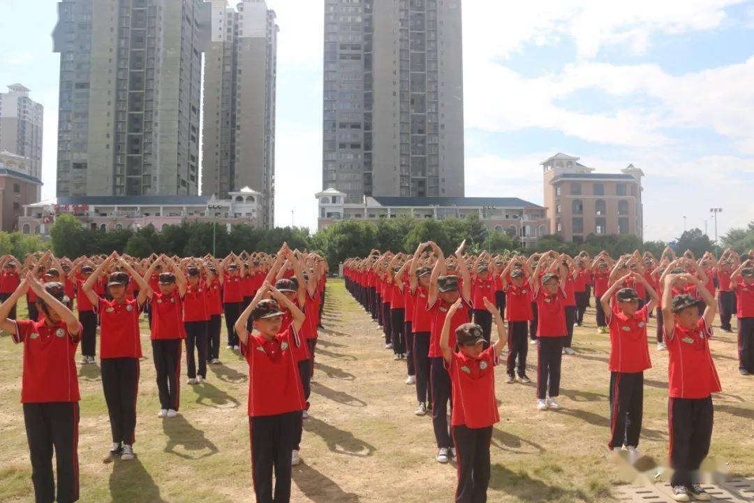来宾市第十中学举行学生综合体能素质训练教育活动结营仪式