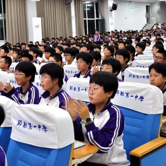 邱县第一中学举行请党放心强国有我朗诵比赛