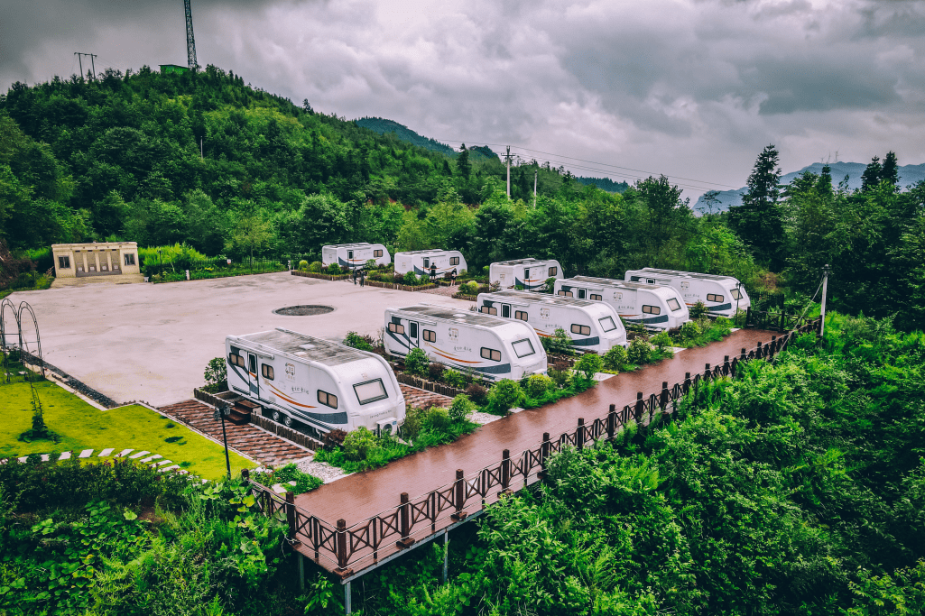 深受热爱自然,向往自由的游客青睐,位于小河湾景区内的房车露营基地