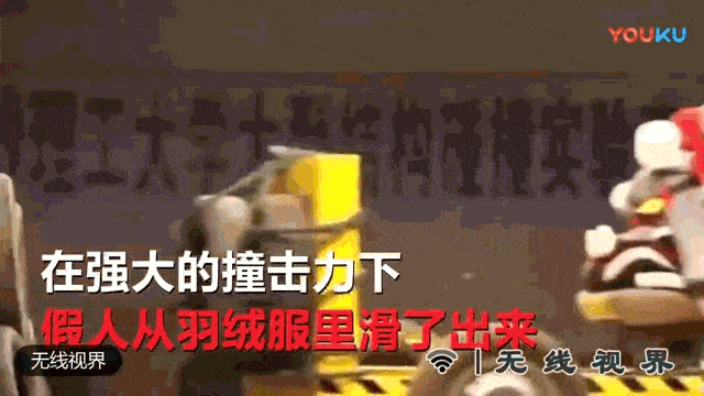 这是因为羽绒服过于蓬松,且表面光滑,安全带看似牢牢固定住了孩