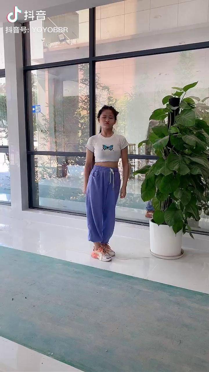 听说很火巴巴巴舞主持人罗悠悠不倒翁舞蹈dou小助手