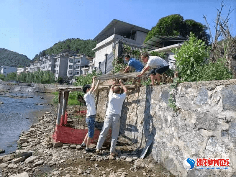 新宁县一渡水镇开展河道联合执法拆除河道两侧违章搭盖