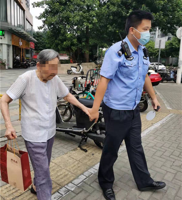 老人迷路民警暖心送其回家