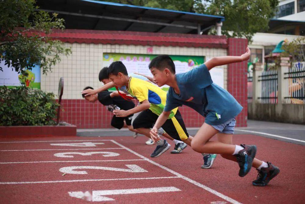 江西省萍乡市上栗县彭高中学孩子们正在练习短跑.