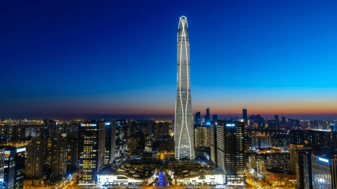 夜晚,人们走出家门,逛逛夜市 2020年4月,天津周大福金融中心工程首层